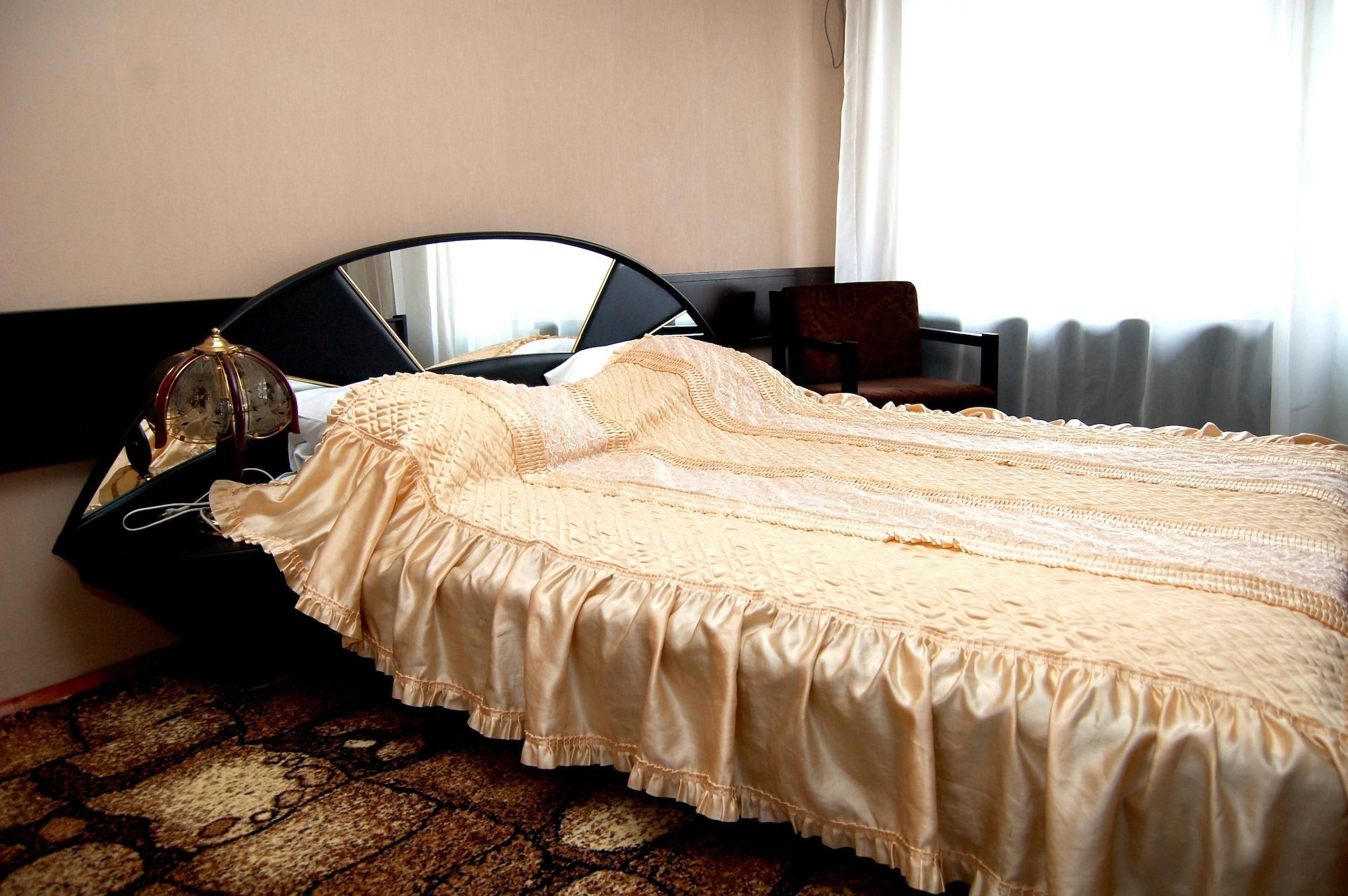 Cosmos Hotel Chisinau Exterior photo