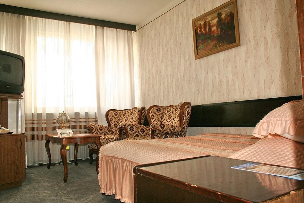 Cosmos Hotel Chisinau Exterior photo