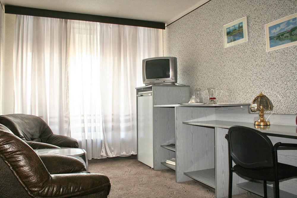Cosmos Hotel Chisinau Exterior photo